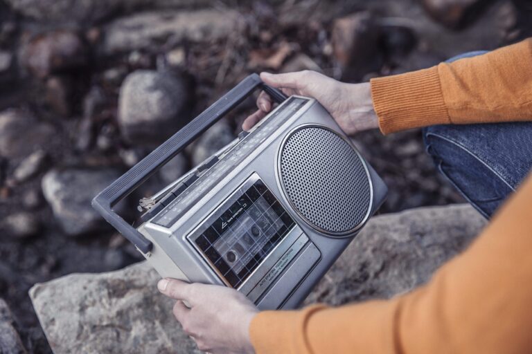¿HART@ DE PANTALLAS?¡VIAJA CON LA RADIO!